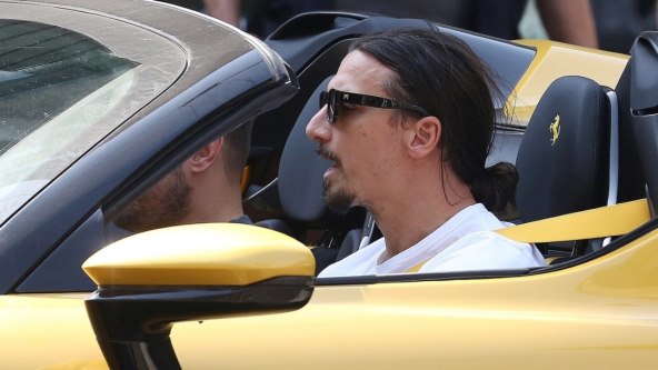 Zlatan Ibrahimović u zlatnom Ferrariju.jpg