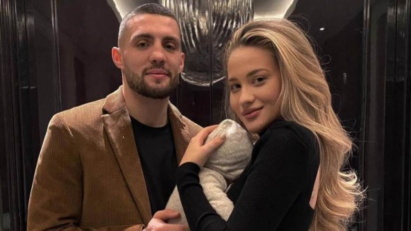 Mateo Kovačić i Izabel Kovačić u Londonu sa sinom