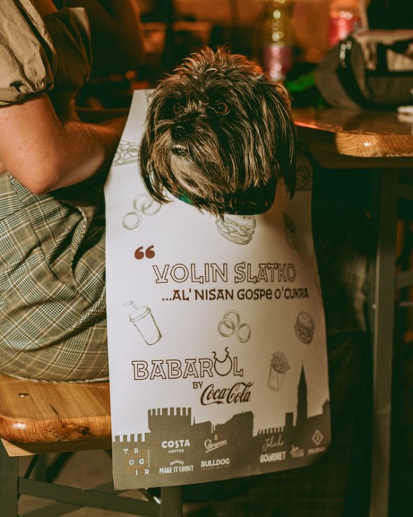 Babarol su oko vrata nosili i četveronožni prijatelji.jpg