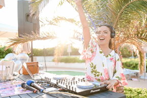 znate-li-sto-je-to-candy-pop-i-kako-ga-isfurati-ucite-od-modnih-znalaca-na-cosmo-pool-partyju