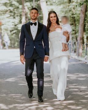 Andrej Kramarić sa suprugom i sinom