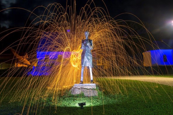 osvjetljen Tesla dogadjanje 2021 izvor TZ grada Gospica.jpg