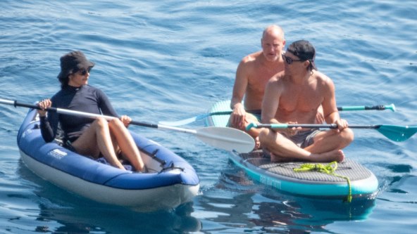 Matthew McConaughey, Woody Harrelson i Camila Alves veslaju