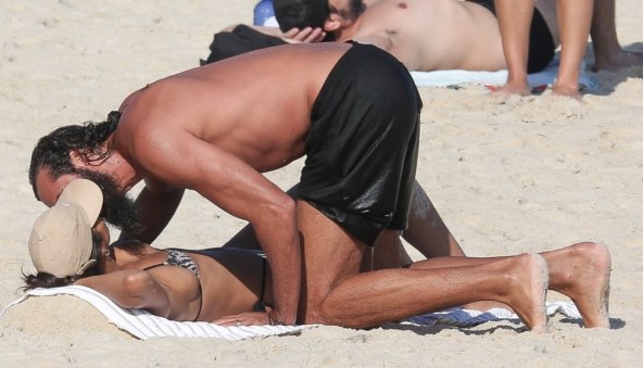 Lais i Joakim izmjenjuju nježnosti na plaži.