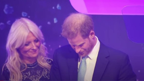 Princ Harry se slomio na pozornici na dobrotvornom eventu