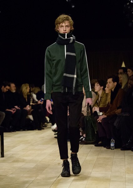 luksuz-sportski-glamur-i-retro-paleta-boja-glavni-aduti-burberry-muske-kolekcije-za-jesen-2016