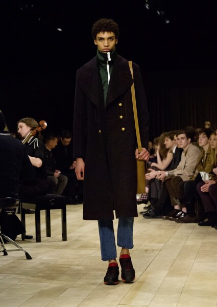 luksuz-sportski-glamur-i-retro-paleta-boja-glavni-aduti-burberry-muske-kolekcije-za-jesen-2016