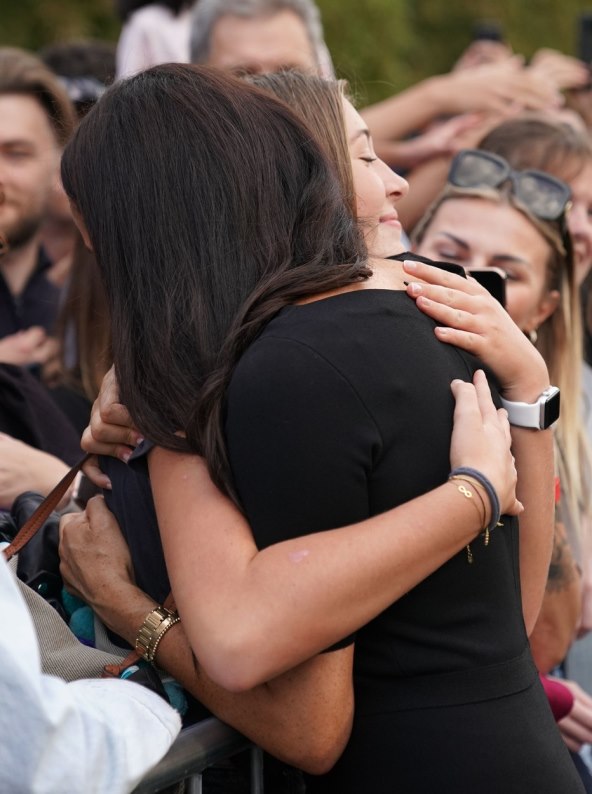 Zagrljaj Meghan Markle koji je navodno lažan
