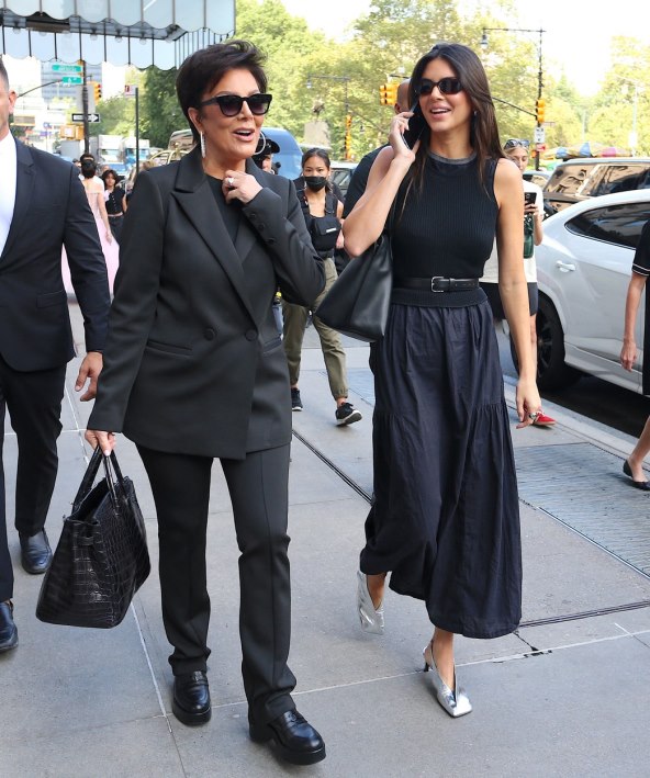 Kendall Jenner u srebrenim cipelama.jpg