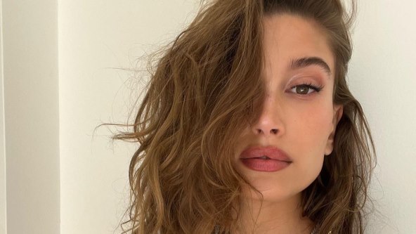 Hailey Bieber povećava usne olovkom