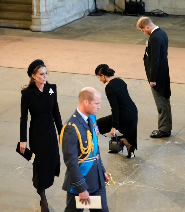 Meghan Markle naklonila se ispred kraljičinog lijesa