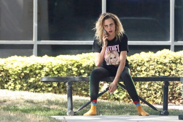 Cara Delevingne ispred zračne luke