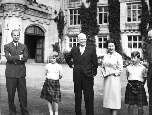 Kraljica Elizabeta II s obitelji i Dwight Eisenhower