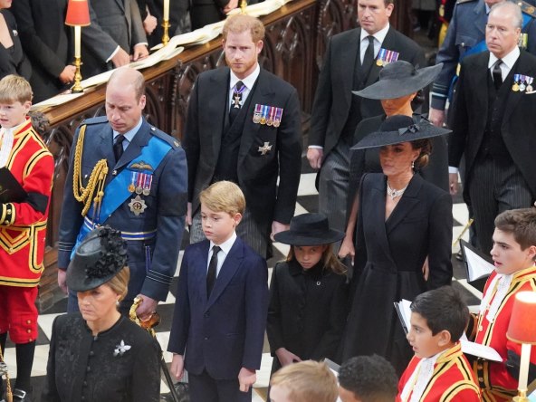Princ George i princeza Charlotte na sprovodu kraljice Elizabete II.