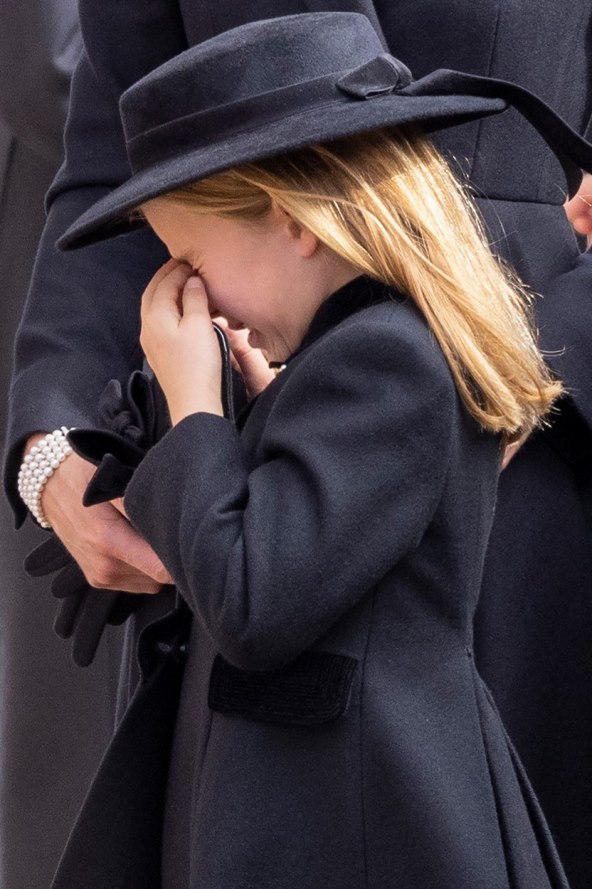 Princeza Charlotte zaplakala je sprovodu kraljice Elizabete II.