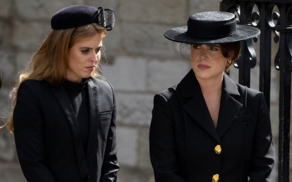 Princeza Beatrice i princeza Eugenie na sprovodu kraljice Elizabete