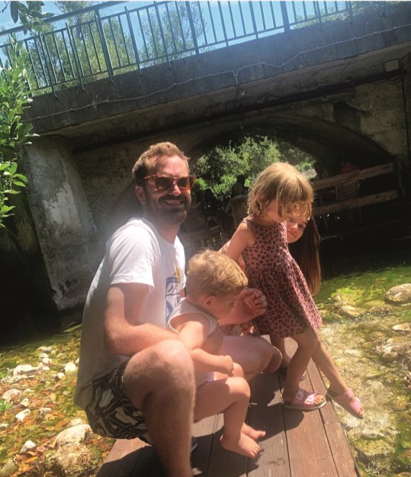 Momčilo Otašević s djecom