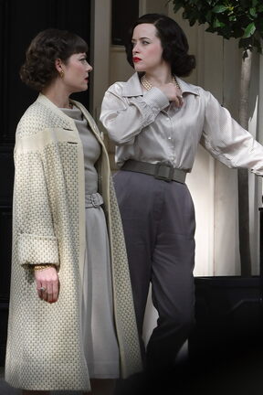 Claire Foy kao vojvotkinja Margaret na snimanju serije A Very British Scandal.jpg