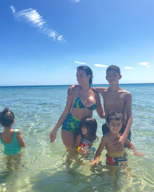 Georgina Rodriguez s djecom na Sardiniji