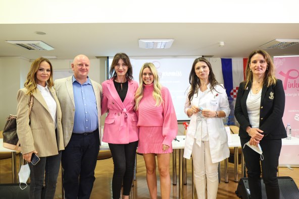 sudionici press konferencije Pinkypromiss Josipa Pavicic, prof.Belina, Marjana Filipovic Grcic Andrea Andrassy dr.Tecic Vuger i dr.Vedrana Raguz iz Pfizera.jpg