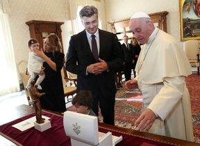 Andrej Plenković je 2017. sa suprugom Anom i djecom bio u službenom posjetu papi Franji.