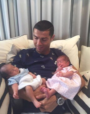 Cristiano Ronaldo s blizancima koje mu je rodila surogat majka