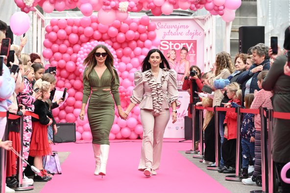 Ivona Glavaš u vlastitoj kreaciji na humanitarnoj modnoj reviji Pink Life & Story