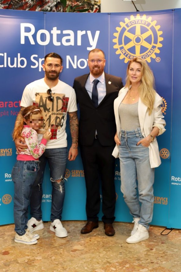 Marko i Iris Livaja s kćeri Elizabet na predstavi 'Magic show'