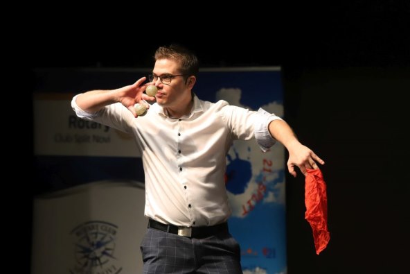 Luka Vidović je poznati hrvatski iluzionist