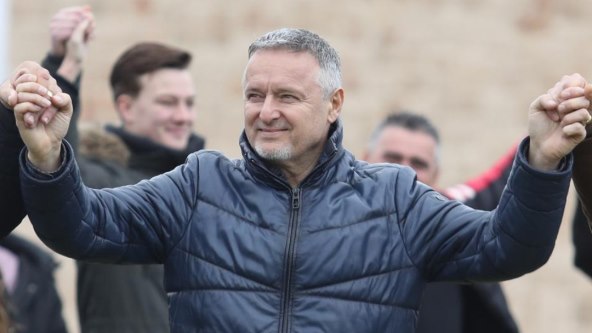 Marko Perković Thompson drži se za ruke