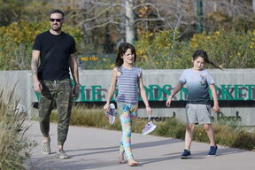 Brian Austin Green u šetnji s djecom