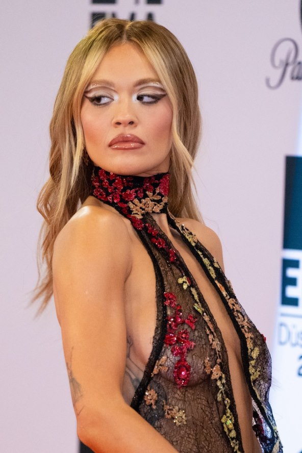 Rita Ora izgleda izoperirano