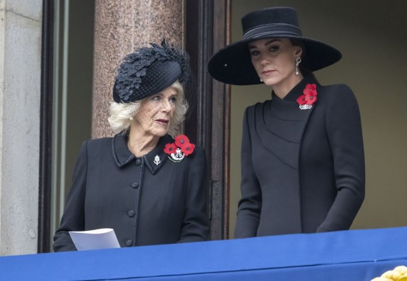 Miran govor tijela Kate Middleton bio je u suprotnosti s Camillinim nervoznim pokretima
