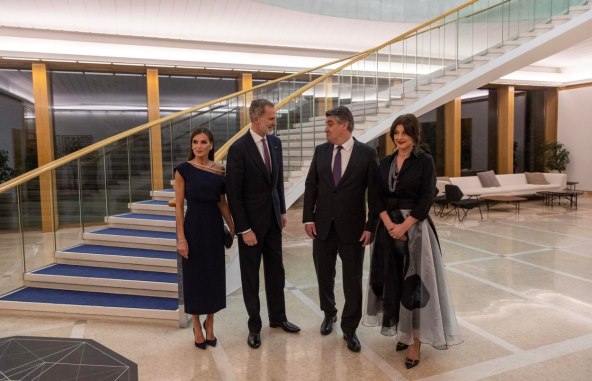 Kraljica Letizia u midi tamnoplavoj haljini