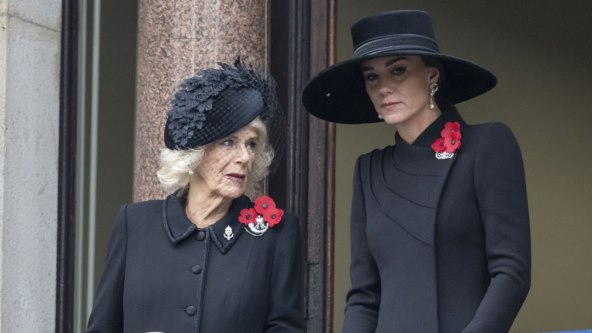 Camilla Parker Bowles bila je vidno nervozna tijekom Nedjeljne službe