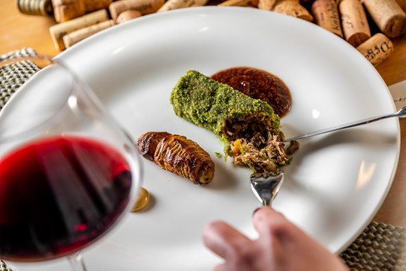Trgana janjetina u korici od začinskog bilja s hasselback krumpirom, ovčjom fetom i kaduljom i demi glace sa suhom smokvom by Robert P.Žmire i Toni Ukić.jpg