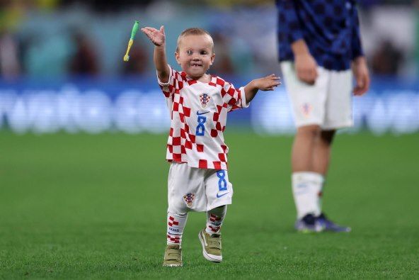 Sin Matea Kovačića slavi nakon pobjede Hrvatske