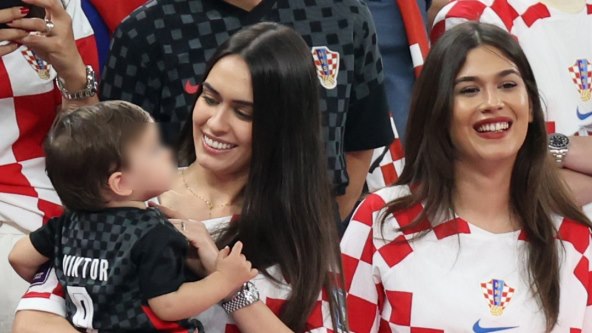 Mia Ćurković sa sinom Viktorom Kramarićem na utakmici protiv Argentine