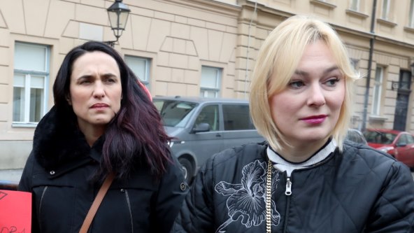 Marijana Mikulić i Petra Božić na prosvjedu obitelji djece s poteškoćama u razvoju i osoba s invaliditetom