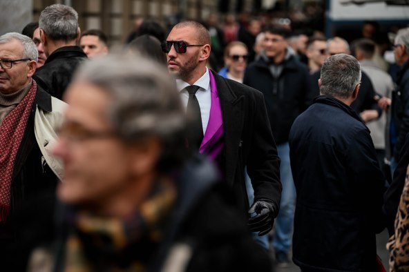 Stylish muškarac u ljubičastom odijelu na špici