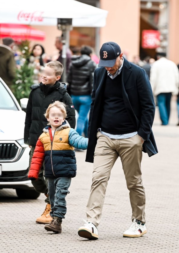 Petar Ćiritović sa sinovima na špici