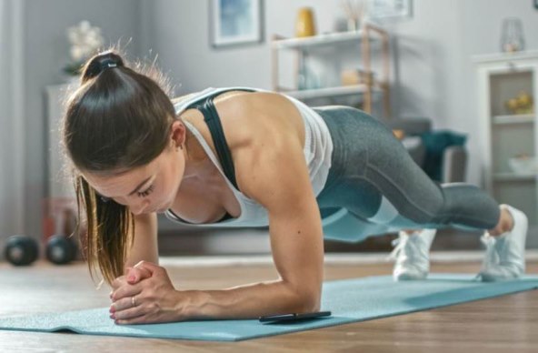 Djevojka-trening-fitness-telefon.jpg
