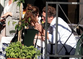 Dominic West i Lily James