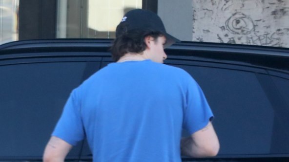 Brooklyn Beckham nosio smoothieje u automobil
