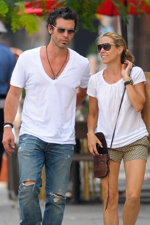 Sheryl Crow 2011. bila je u vezi s Doyleom Bramhallom