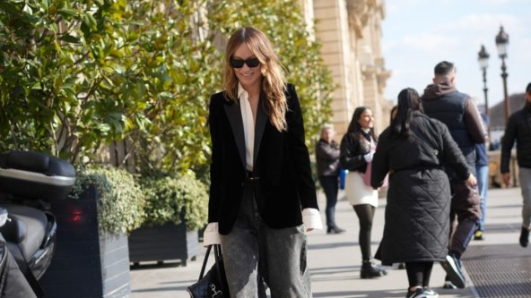 Olivia Wilde u tamnosivim trapericama širokih nogavica