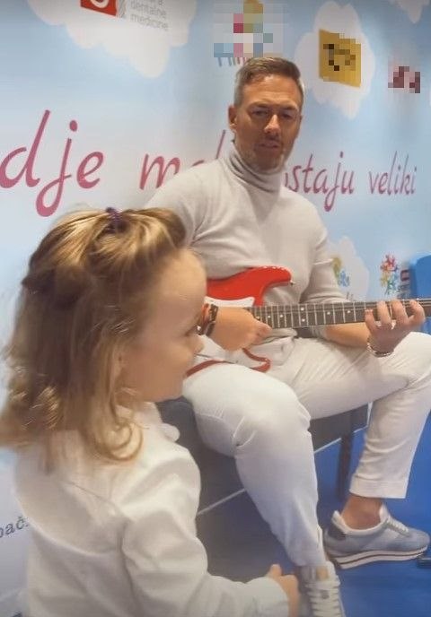 Nenad Tatarinov svira gitaru dok Bloom pleše