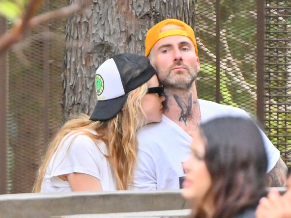 Behati Prinsloo ne skida ruke s Adama Levinea