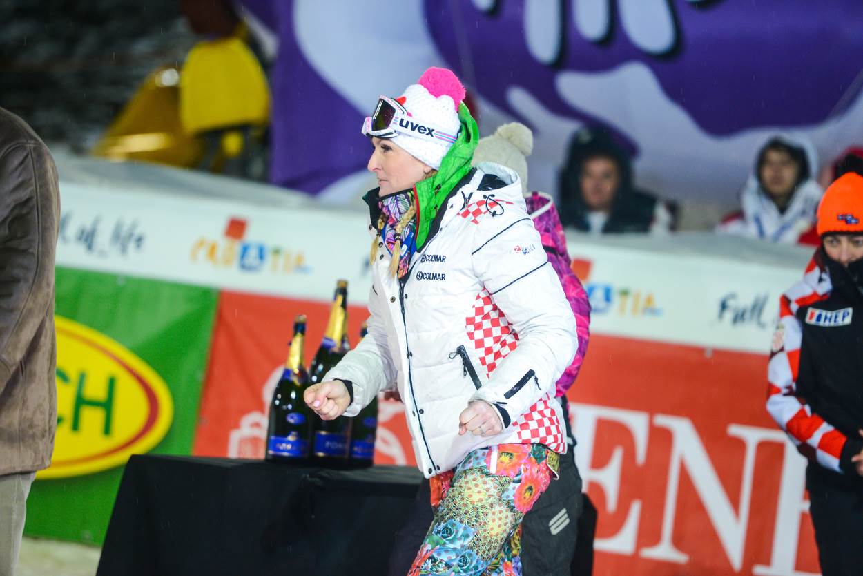 Janica Kostelic u šetnji sa svoje dvoje djece