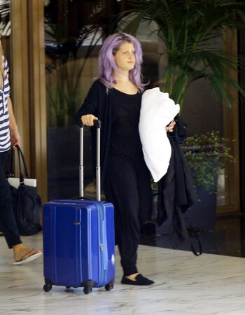 Kelly Osbourne - na putovanju bez trunke make-upa